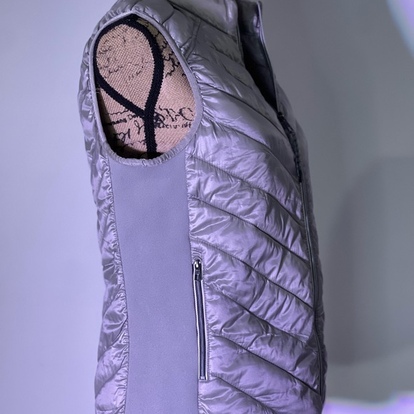 GAP Gray/Silver Primaloft Puffer Vest Size M. Two Front Zipper Pockets. Preloved - Picture 8 of 10